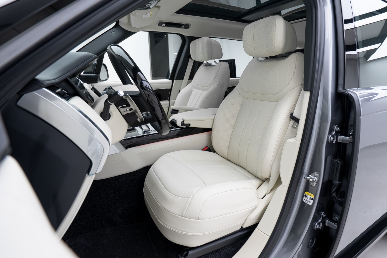 2025 RANGE ROVER P530 AUTOBIOGRAPHY LWB DEALER WARRANTY FOR 5 YEARS.